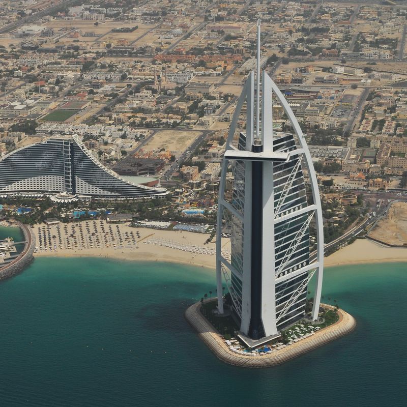 Uitzicht op Dubai van bovenaf over de oceaan en de stad