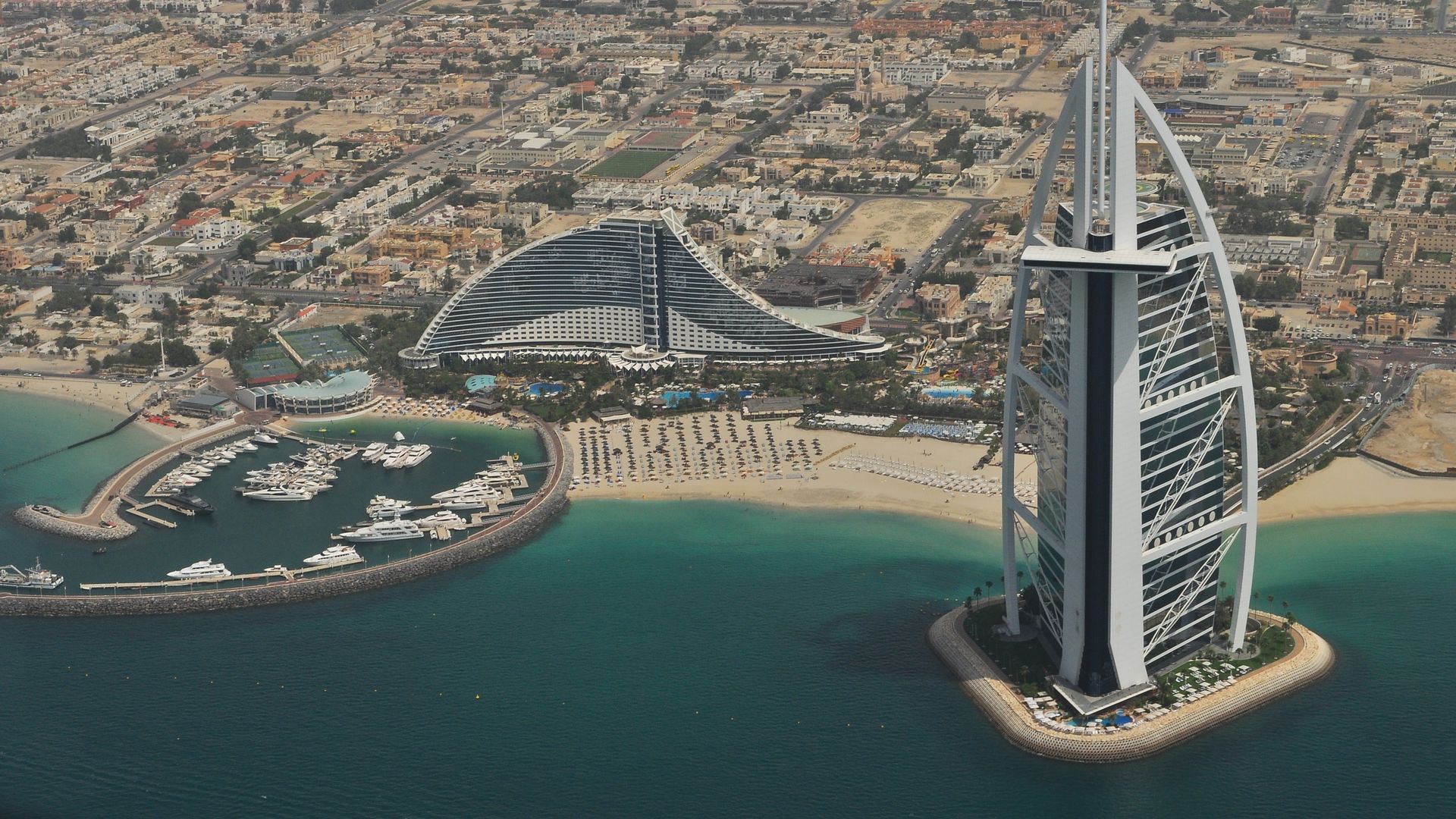 Uitzicht op Dubai van bovenaf over de oceaan en de stad