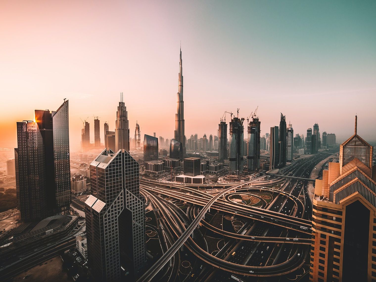 Blick auf die Skyline und die Straßen von Dubai
