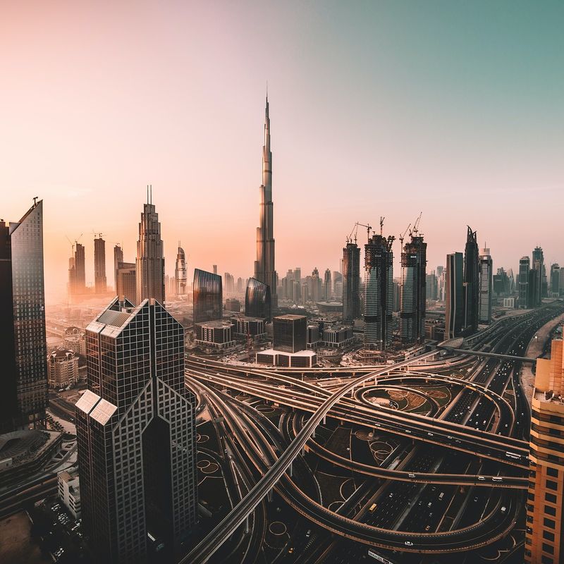 Uitzicht op de skyline en straten van Dubai