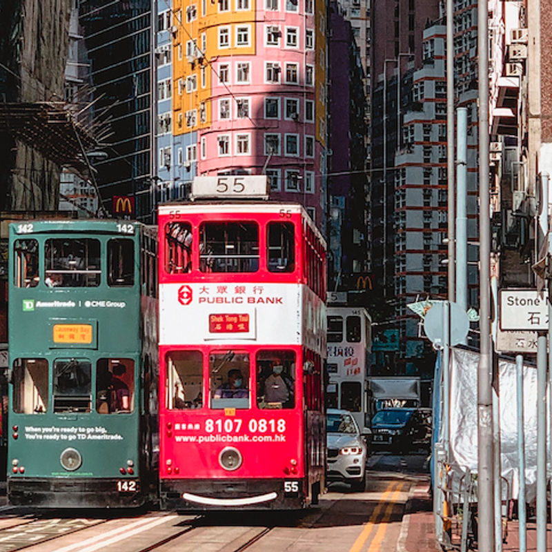 Zwei Doppeldeckerbusse in den Straßen von Hongkong