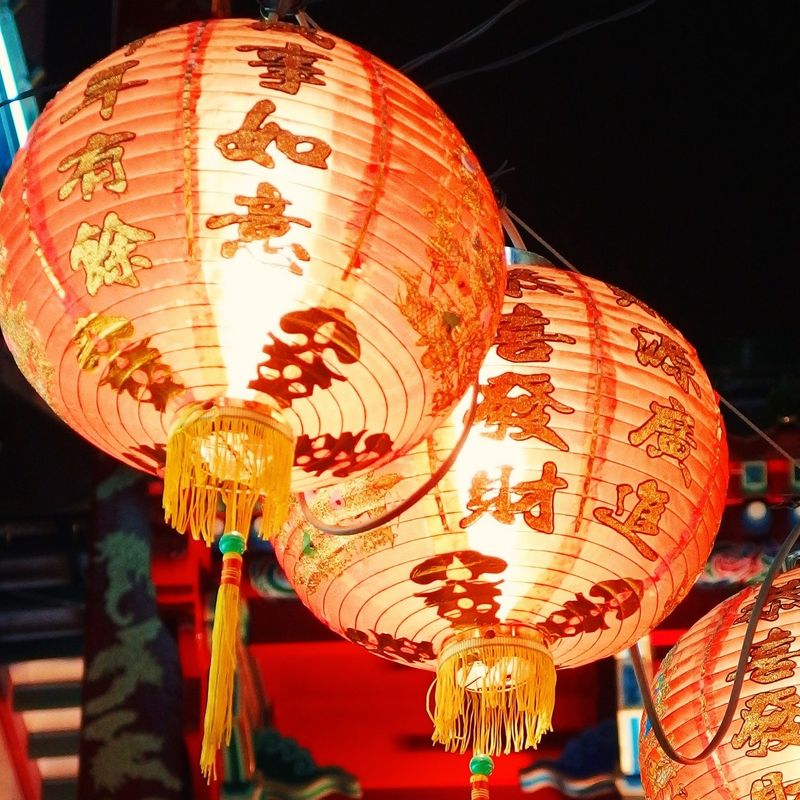 Traditionelle rote Papierlampen in Hongkong