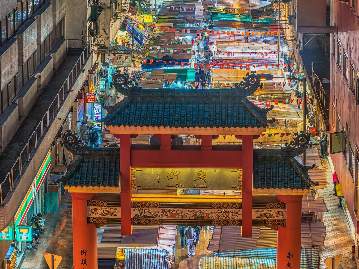 Straße in Hongkong von oben mit bunten Marktständen