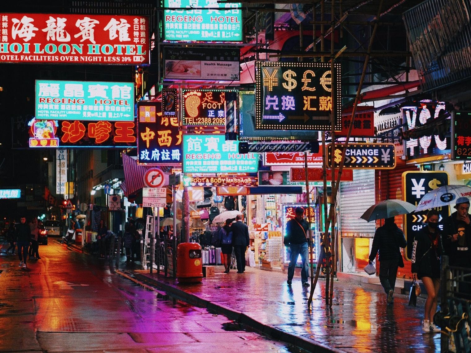 Straße mit Neonlichtern bei Nacht in Hongkong
