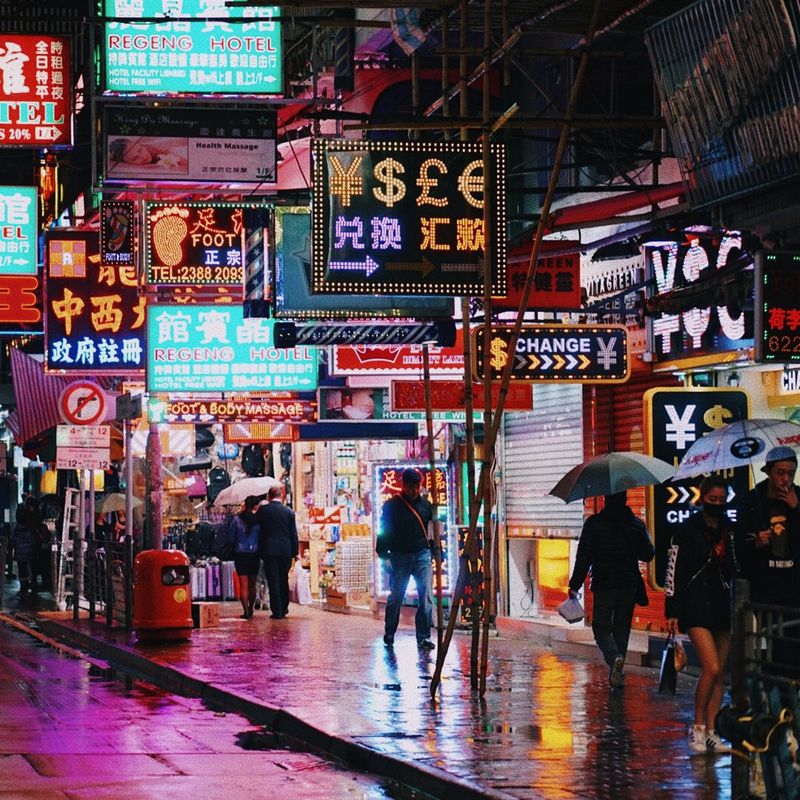 Straat met neonverlichting bij nacht in Hong Kong