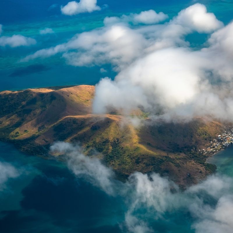 Luchtfoto van een eiland door de wolken