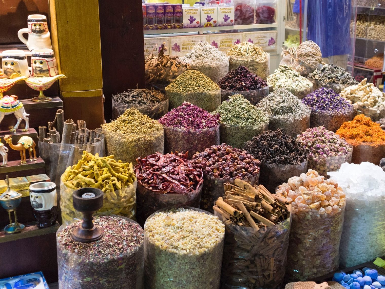 Gewürze auf traditionellem Markt in Dubai