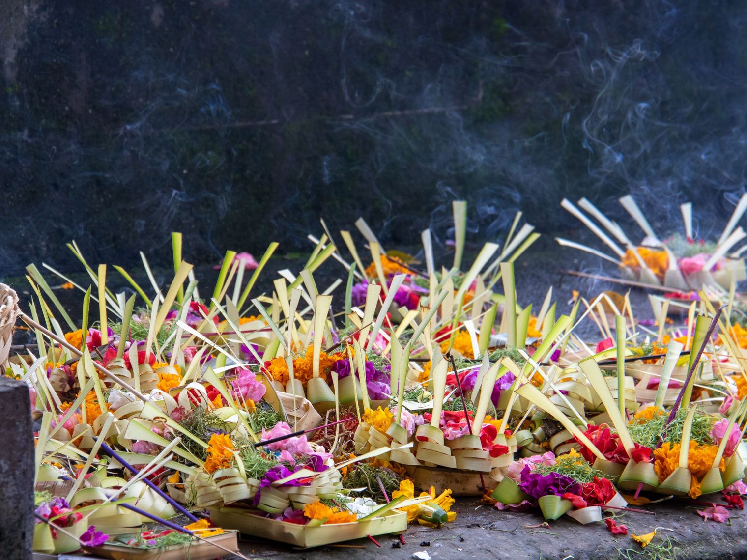 Bali Stopover Opfergabe, Schalen mit Blumen
