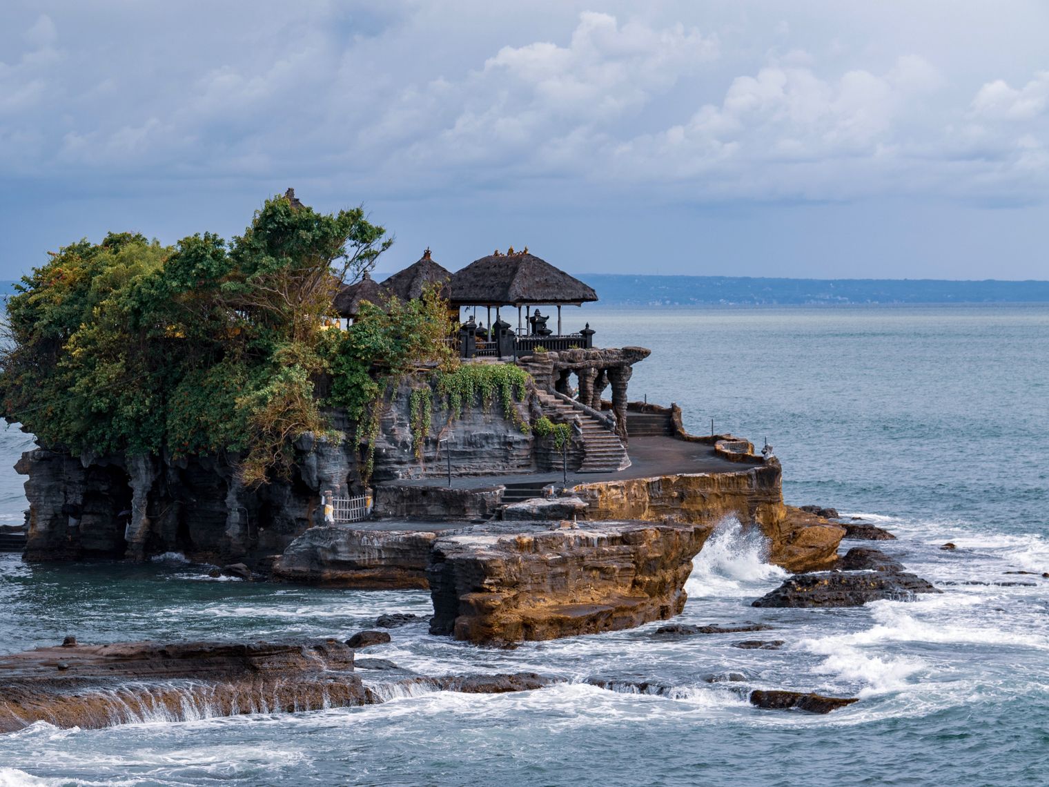 Gebäude Tanah Lot auf felsiger Insel in Meer