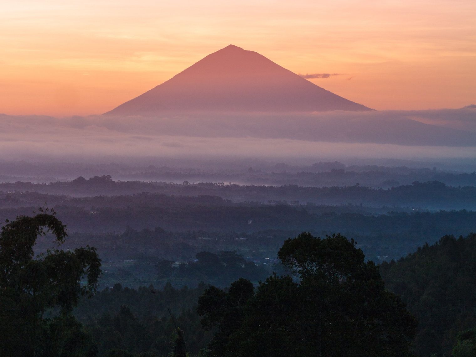 Berg bei Sonnenuntergang in Bali