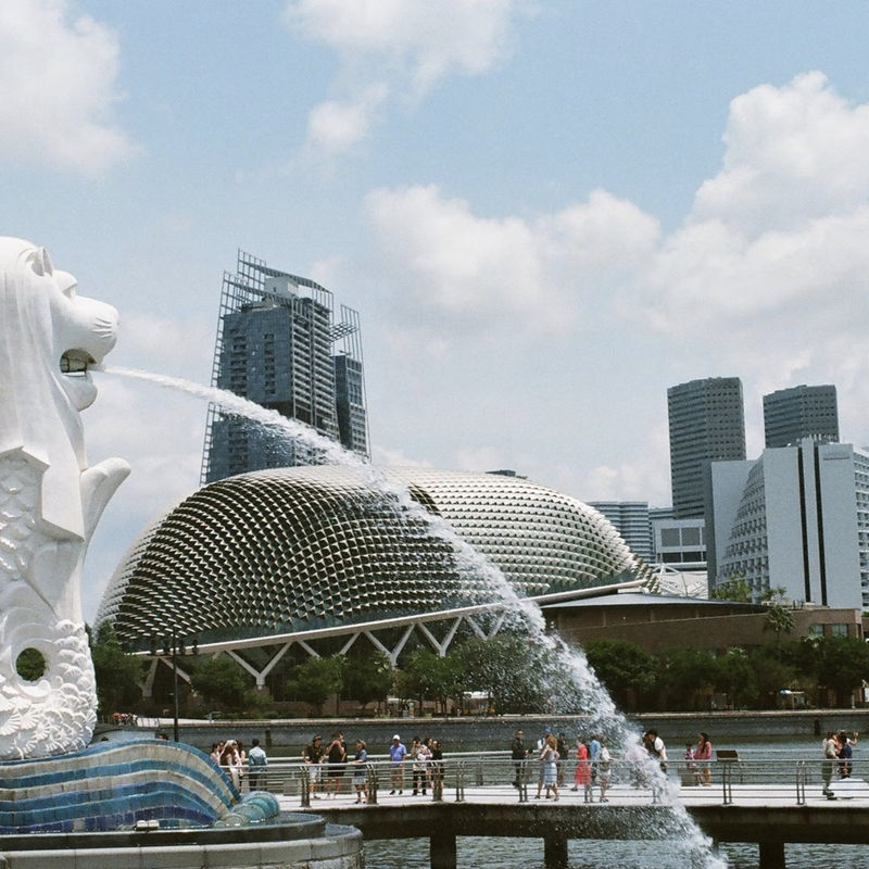 Large lion water fountain with city in the background in Singapore