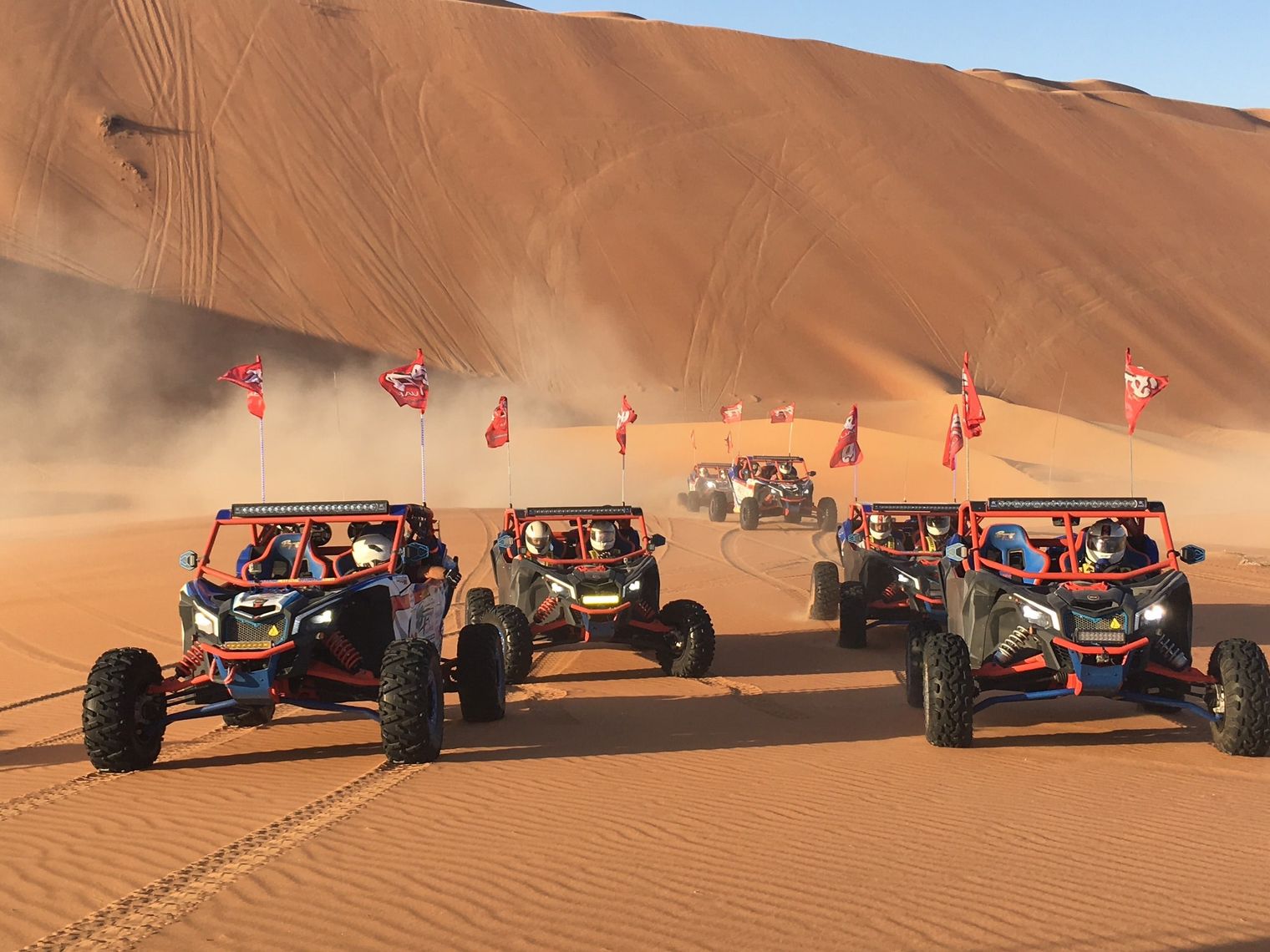 Jeeps in de woestijn van Abu Dhabi