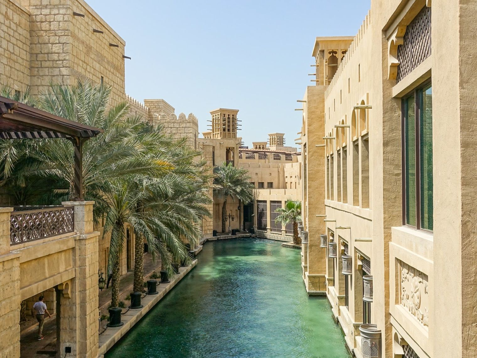 Altstadt von Dubai mit Fluss und Palmen