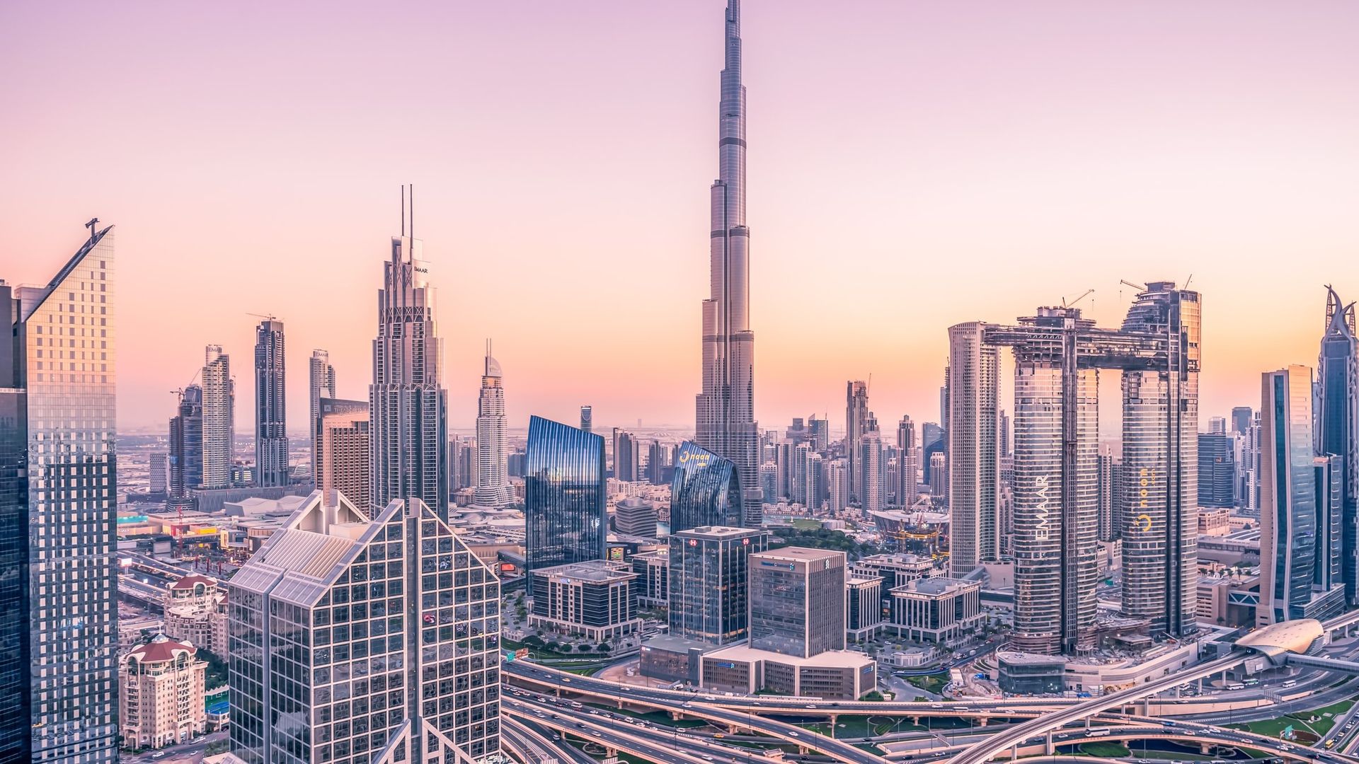 Blick auf Hochhäuser bei lila Sonnenuntergang in Dubai