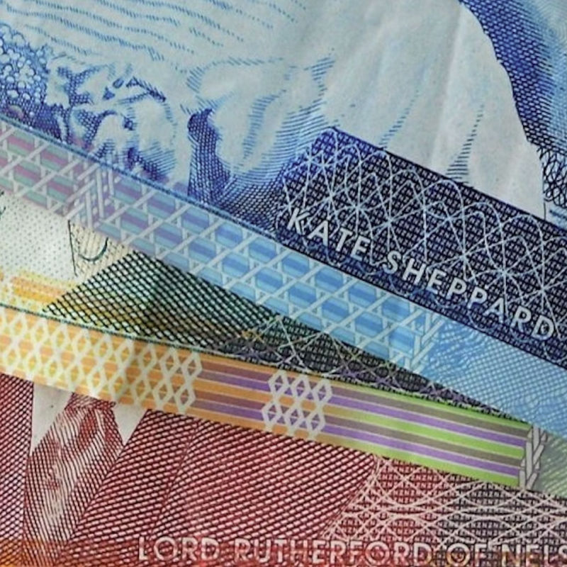 Eine Nahaufnahme von drei Neuseeland-Dollar-Banknoten