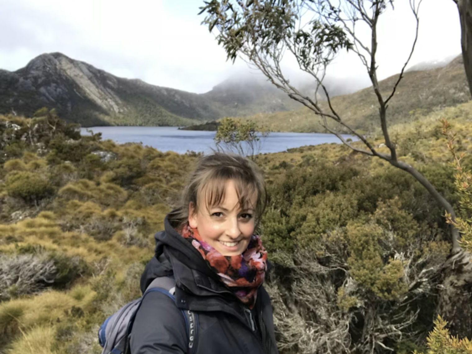 Junge Frau steht vor See und Bergen in Neuseeland