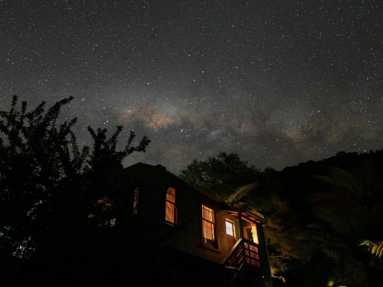 Lodge in Nationalpark bei Nacht unter Sternenhimmel