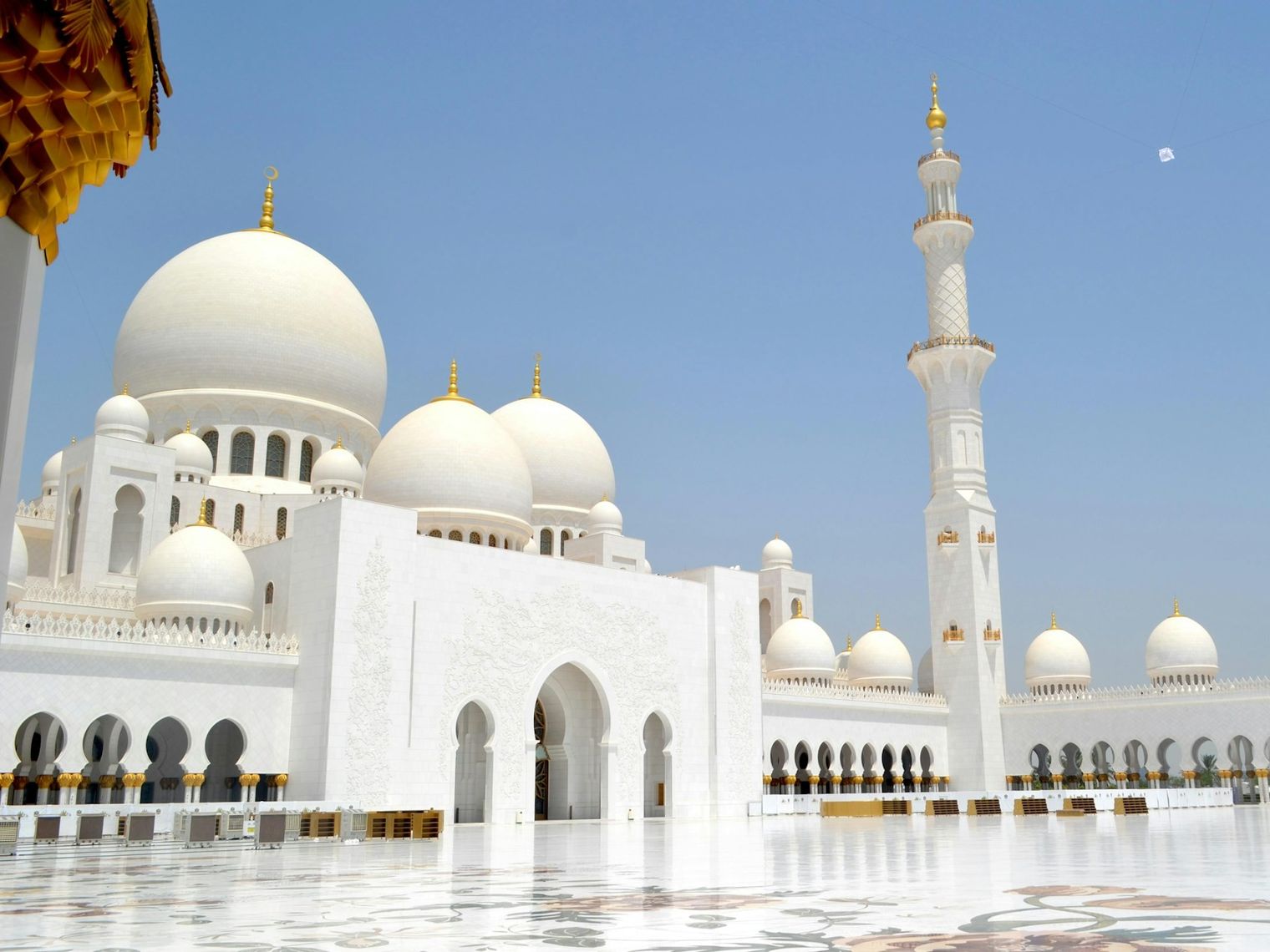 Traditioneller weißer Tempel in Abu Dhabi