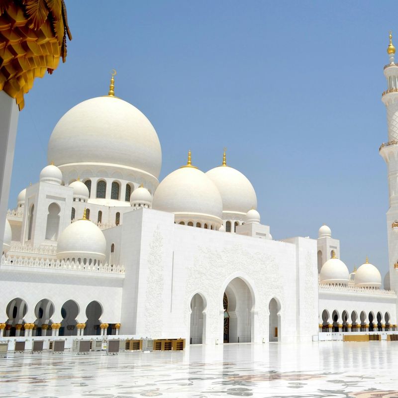 Traditionele witte tempel in Abu Dhabi