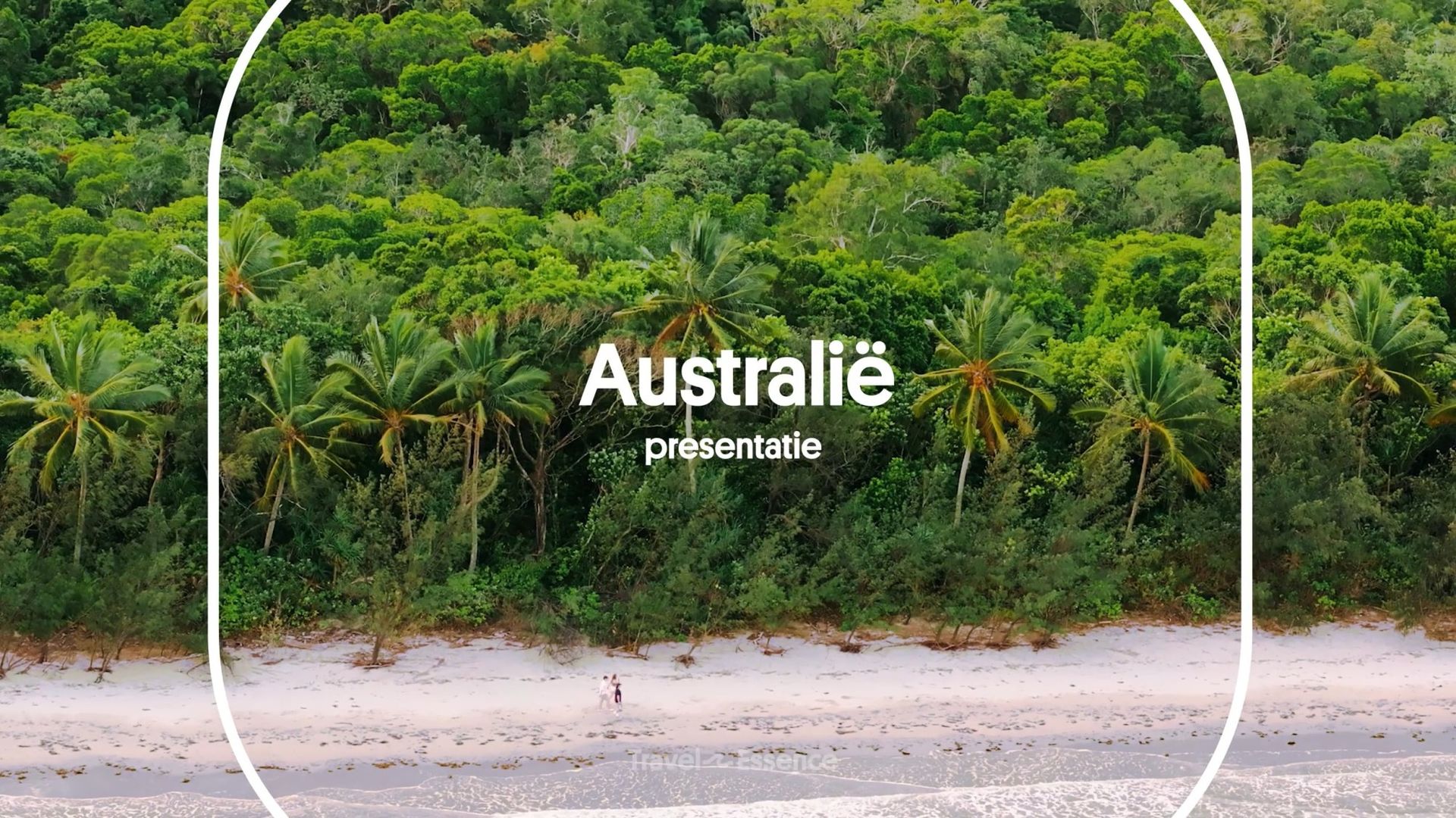 Videothumbnail voor de Australië-presentatie, met een tropisch strand omzoomd door regenwoud