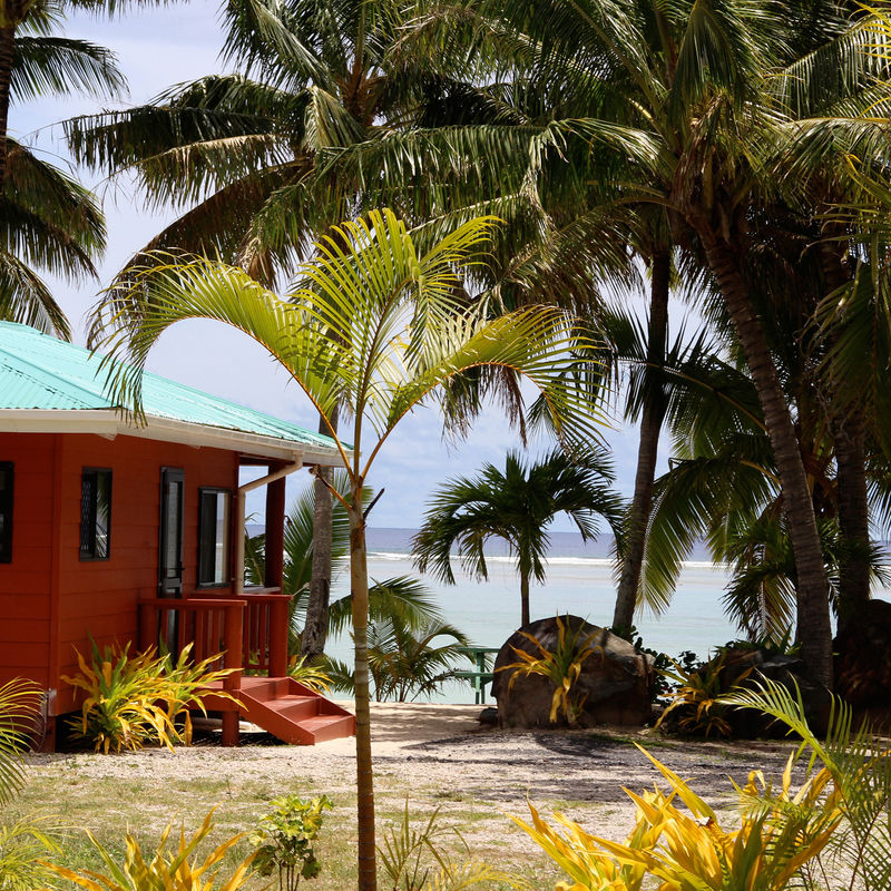 Bella Beach bungalows met oceaan op de achtergrond in de Cook Eilanden