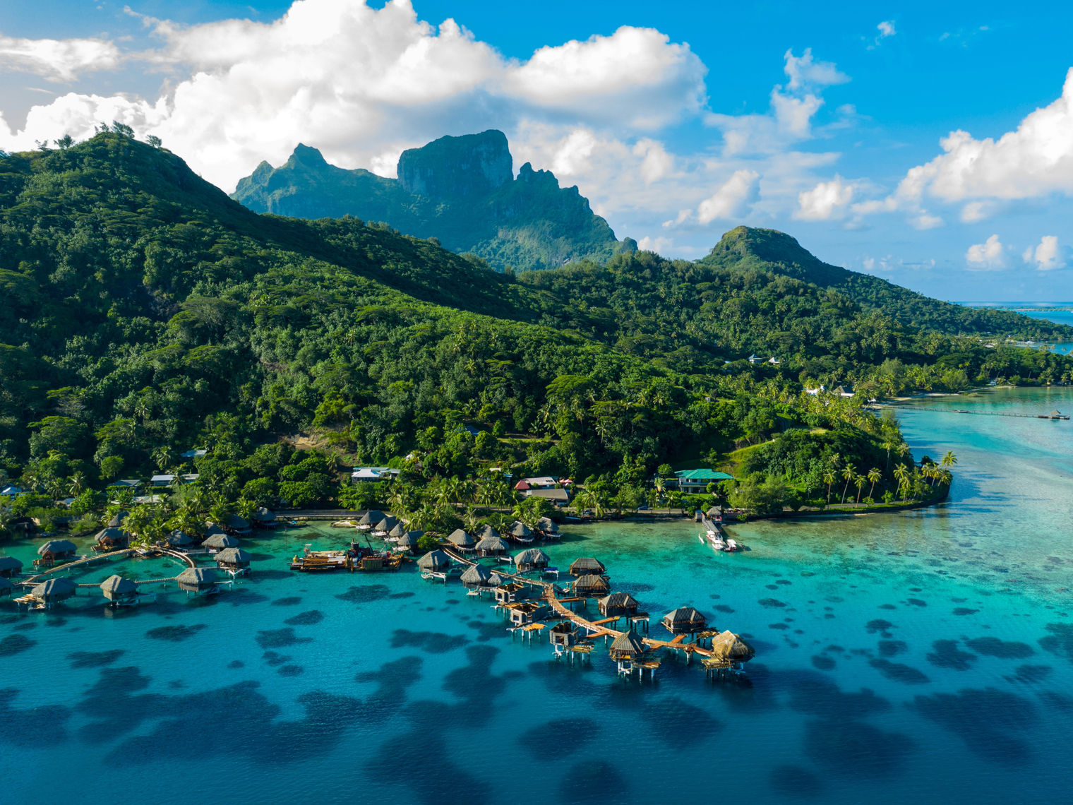 Overview of the Tahiti Island, from the water cabins to the large mountains the background
