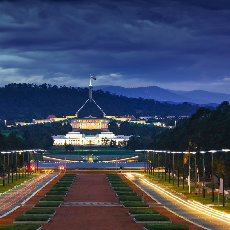 Australië - Het parlementsgebouw van Canberra verlicht in de vroege avond