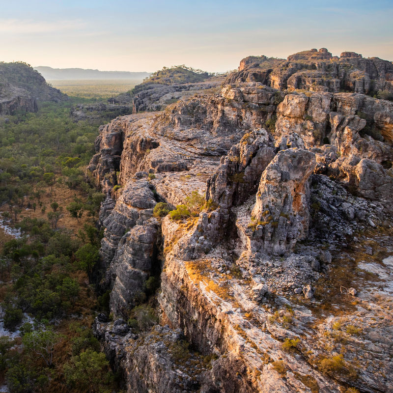 Een groene kloof tussen rotsachtige kliffen in het Kakadu National Park, Australië