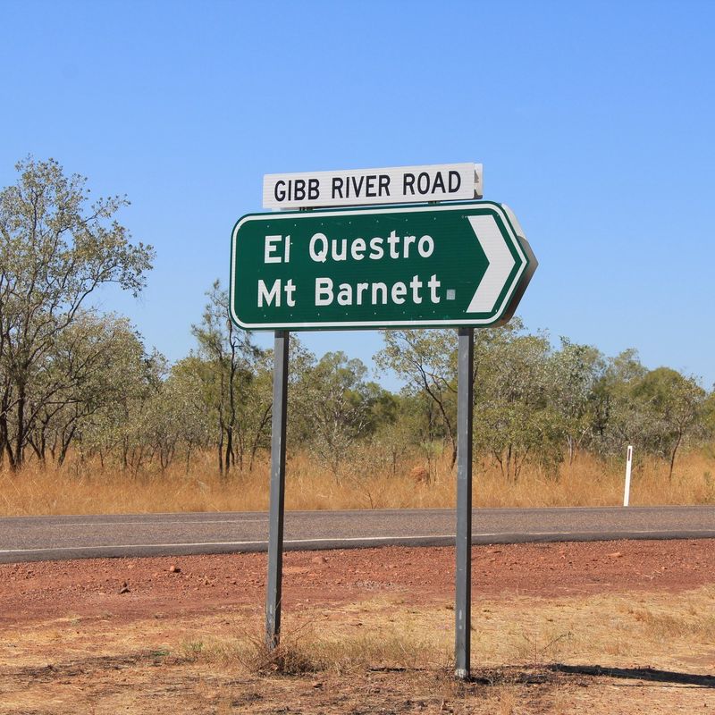 Groen verkeersbord in de Australische outback met richtingen naar Gibb River Road, El Questro en Mt Barnett