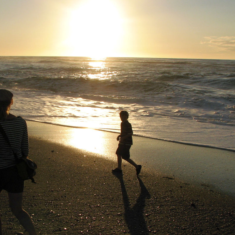 Neuseeland Okarito Sonnenuntergang Spaziergang Strand Mutter Kind