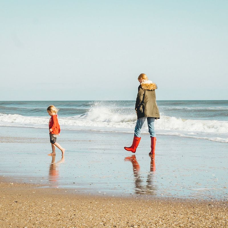 Een familie op het strand in de Verenigde Staten