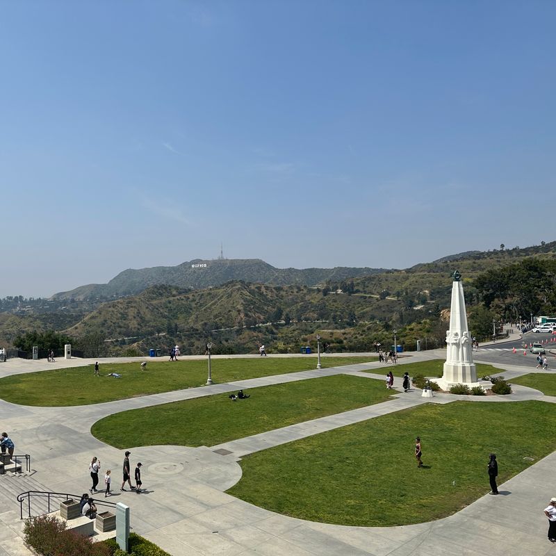 US CA Los Angeles Griffith Observatory view of Hollywood Sign