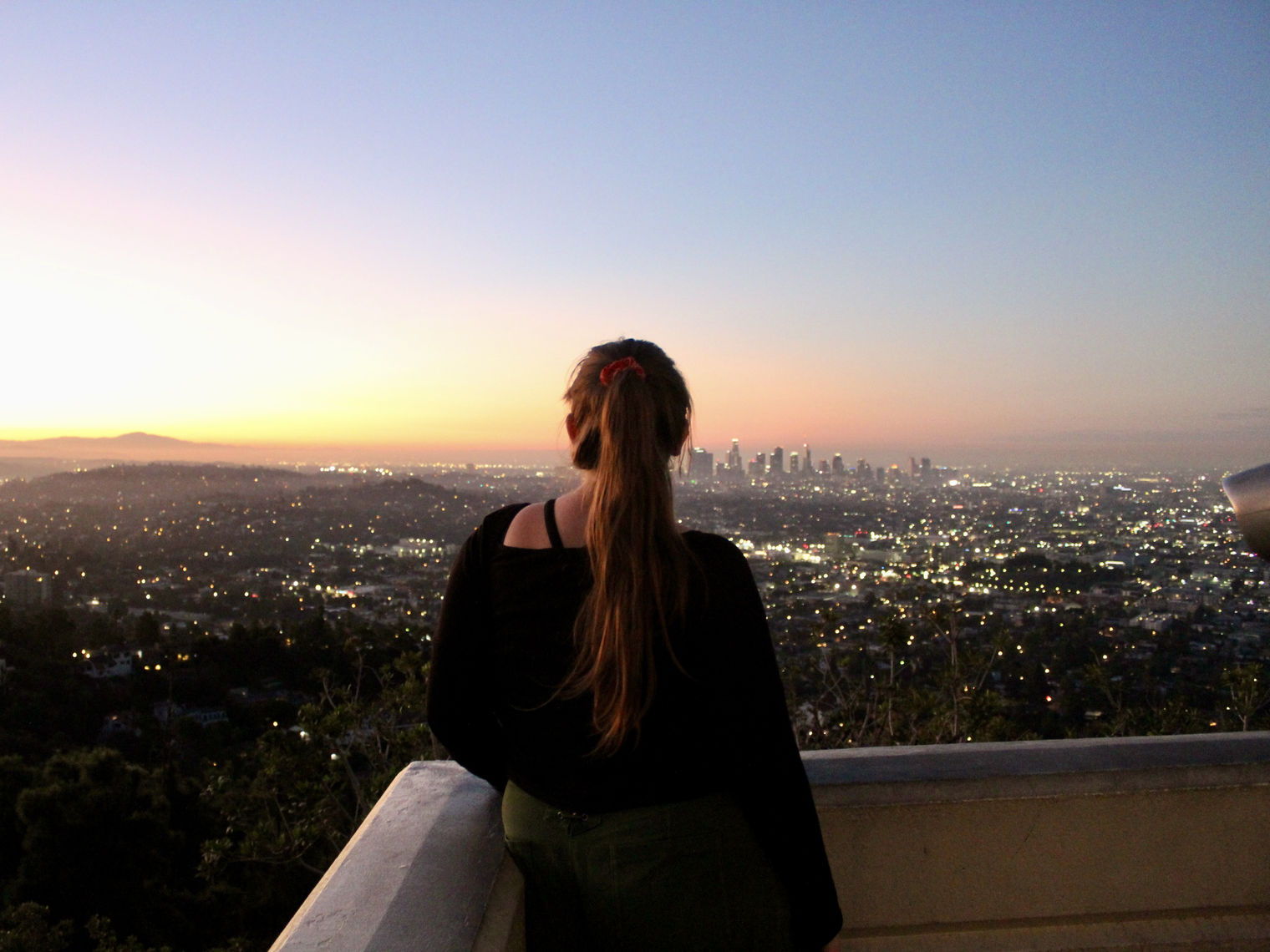 Eine Frau genießt den Anblick vom Sonnenaufgang in Los Angeles, USA