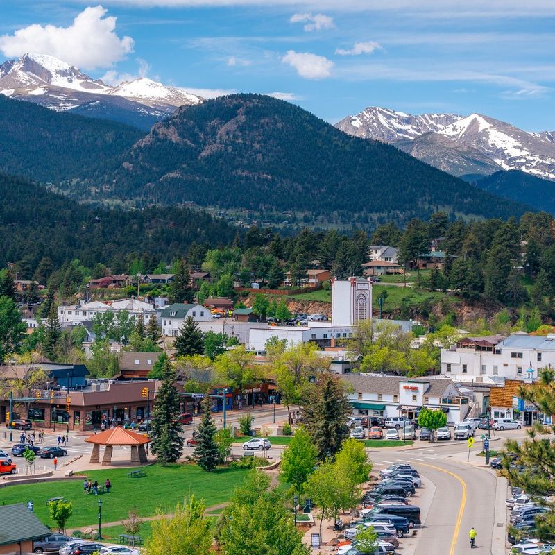 Aussicht auf Estes Park mit den Rocky Mountains und Wald im Hintergrund