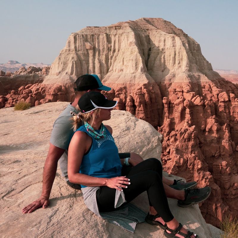 Een koppel zittend op een rotsformatie in Utah - Joshua Gresham