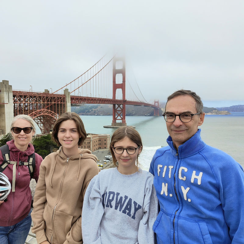 Family Giner vor der Golden Gate Bridge