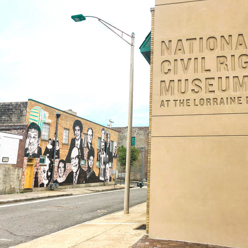 Het National Civil Rights Museum met op de achtergrond een muurschildering van personen