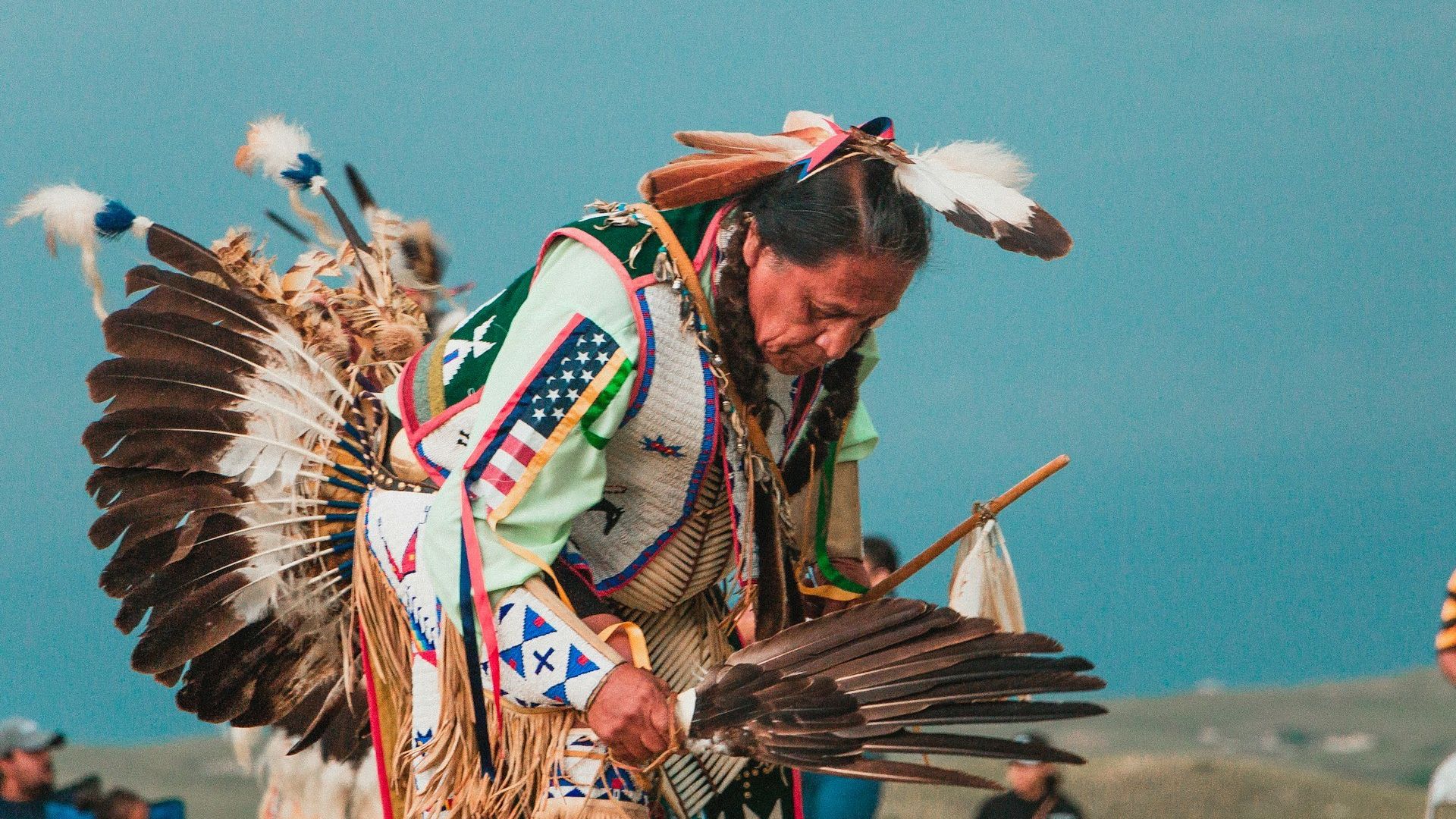 Een Lakota Native American-persoon in tradtionele kledij en verentooi