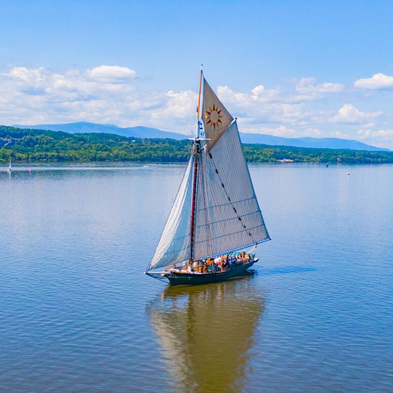 Segelschiff fährt auf Fluss in den USA