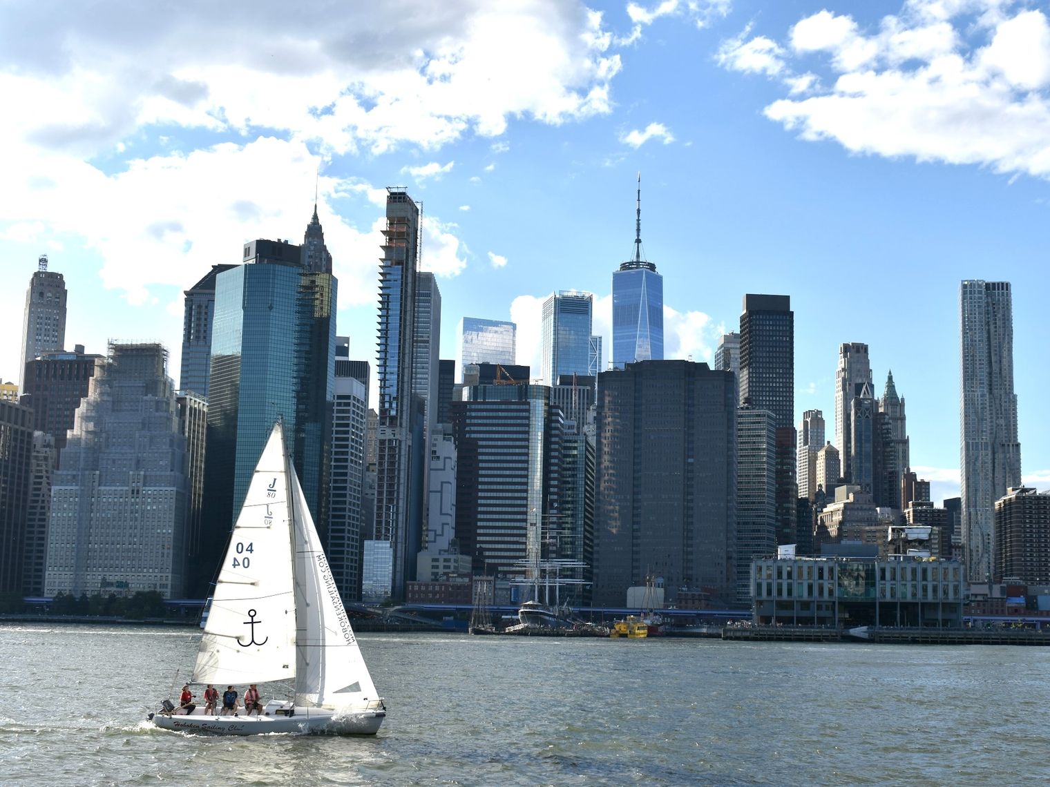 Segelboot fährt vor Skyline von New York