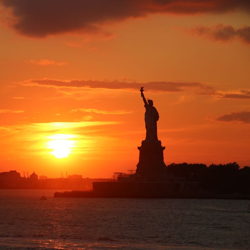 Freiheitsstatue in New York bei Sonnenuntergang