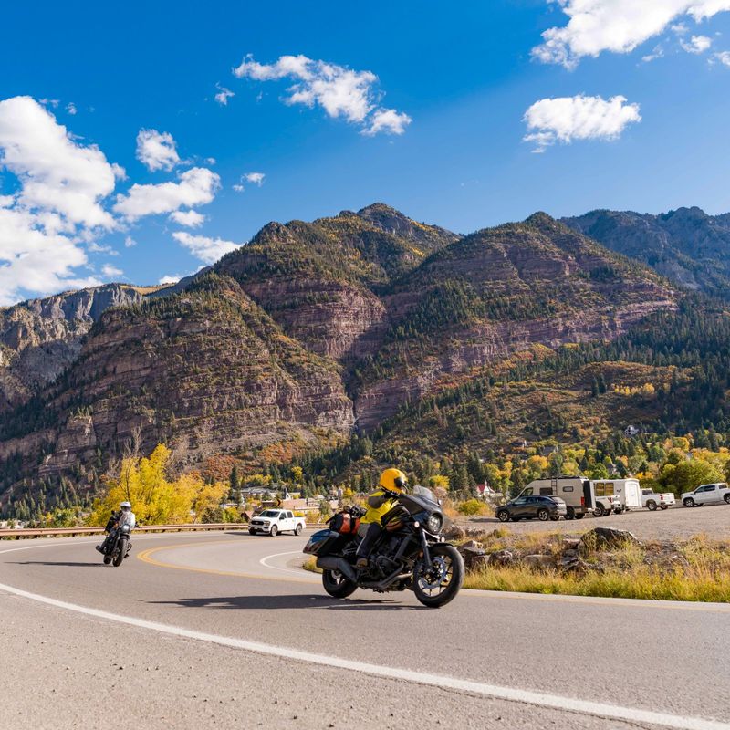 Motorradfahrer genießen eine kurvenreiche Panoramastraße in Ouray, Colorado