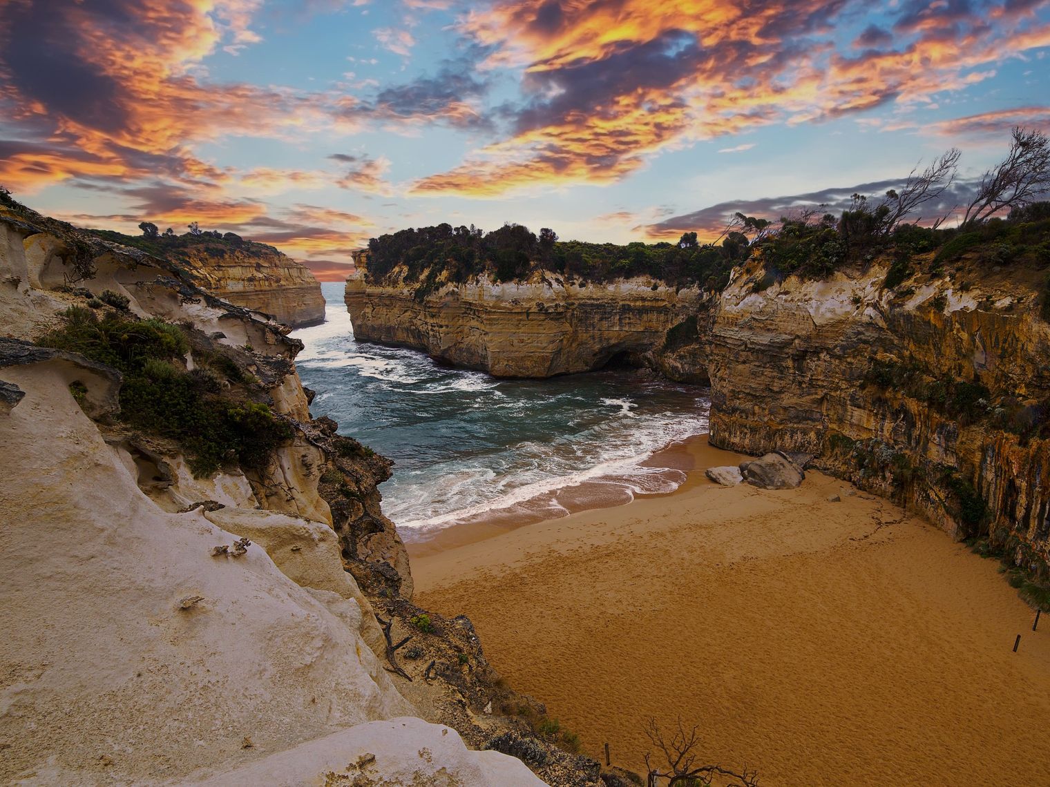 Loch Ard Gorge mit rotem Sand zwischen zwei Felswänden