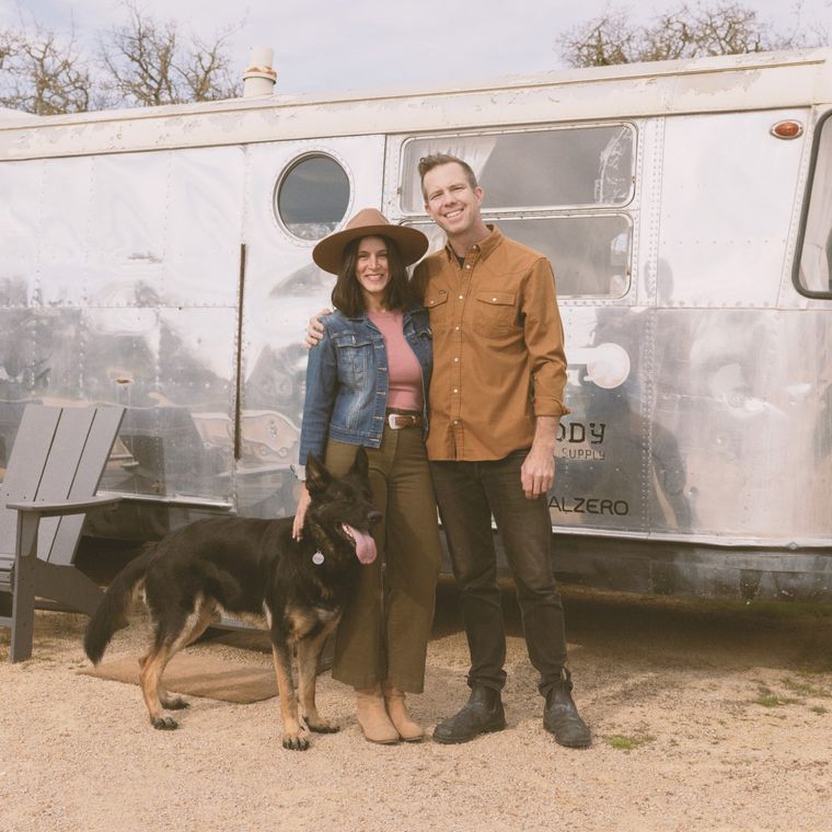 Hosts Dina en Jeff en hun hond.