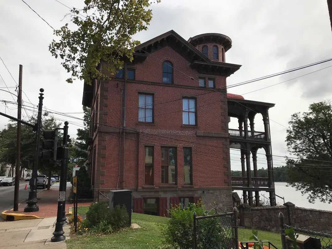 Dorrance Mansion in Bristol - Photo 2