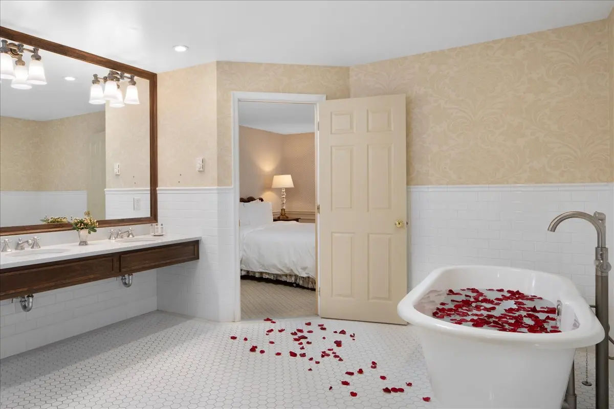 Golden Plough Inn at Peddler's Village in New Hope - Photo 2