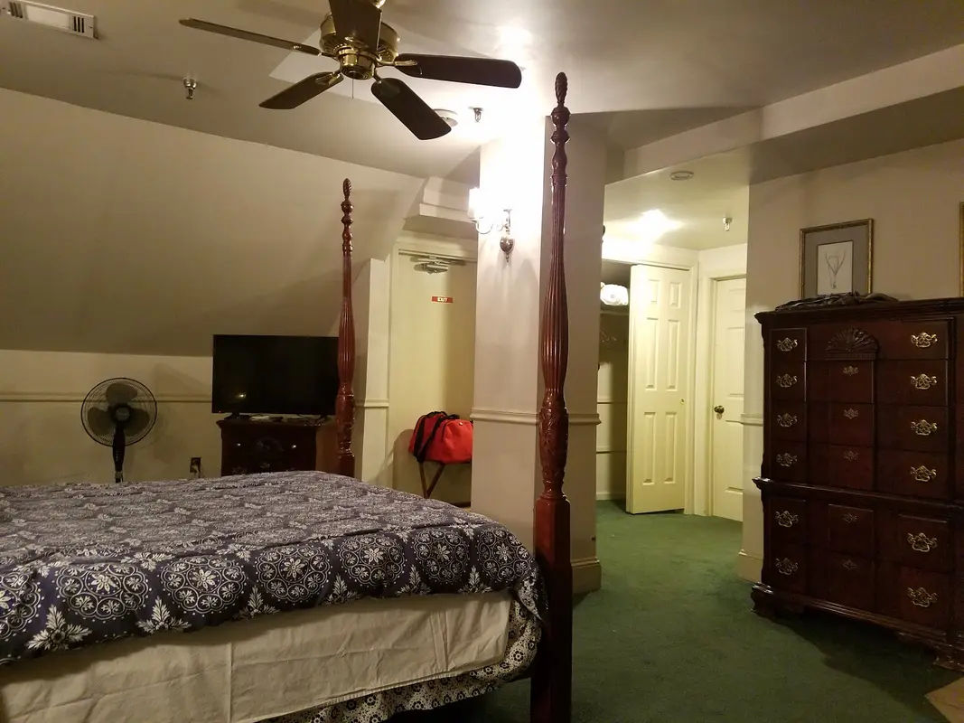 The Brick Hotel/Inn/Lodging in Newtown - Photo 1