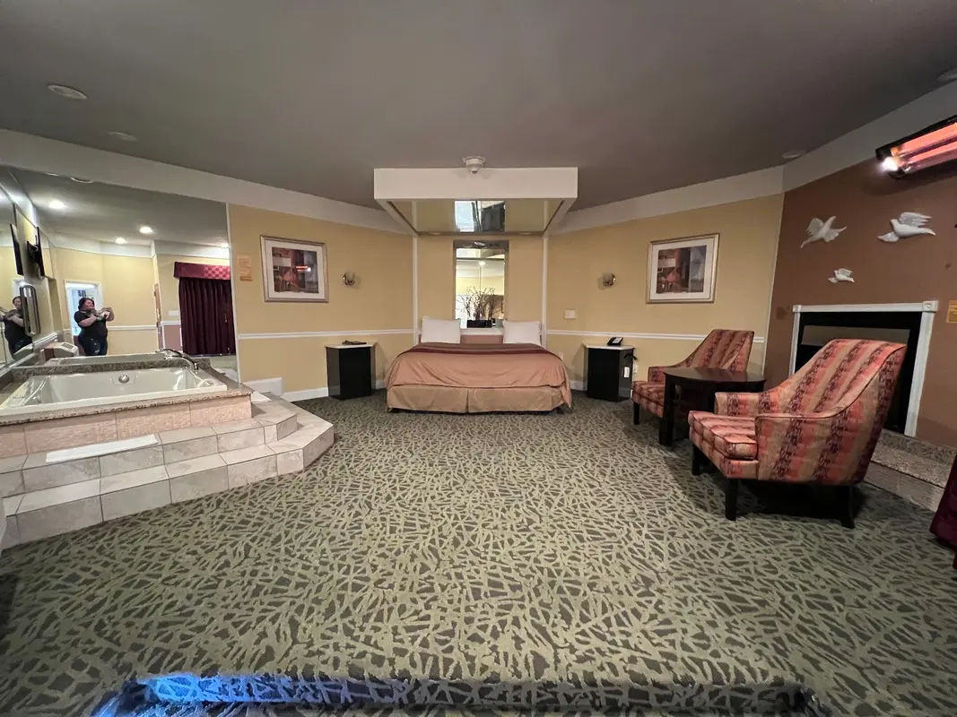 Inn of the Dove at Bensalem-Jacuzzi & Fireplace Suites in Bensalem - Photo 3