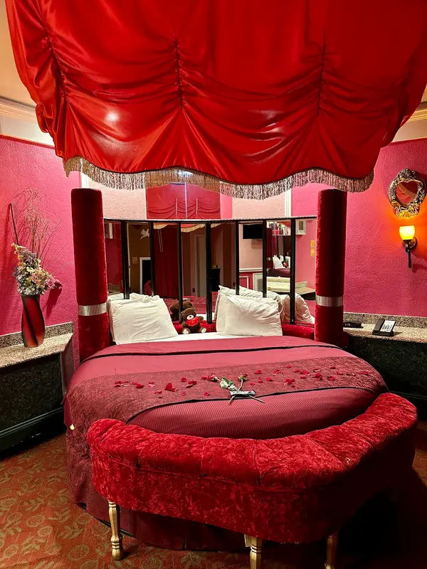 Inn of the Dove at Bensalem-Jacuzzi & Fireplace Suites in Bensalem - Photo 4