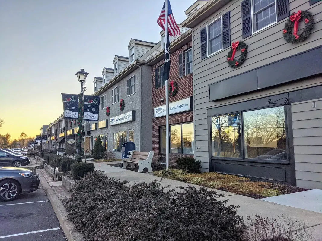 Buckingham Green Shopping Center in Buckingham - Photo 1